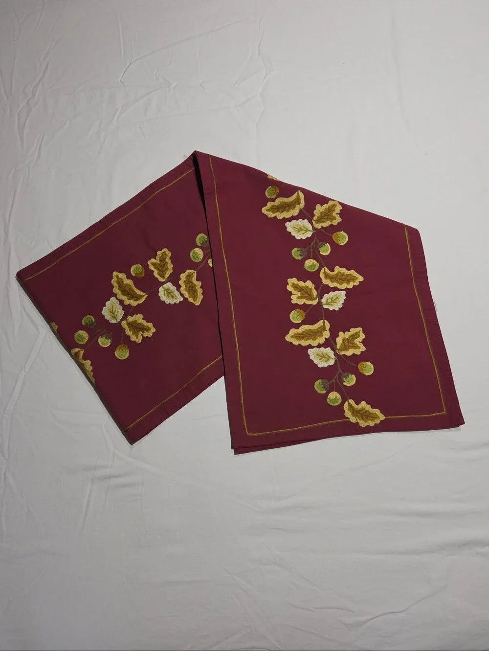 Williams Sonoma Oak Leaf Acorn Embroidered Maroon Tanle Runner 16